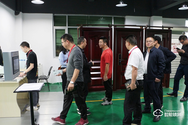 湖南江華赴粵港澳大灣區(qū)招商考察團(tuán)蒞臨櫻花智能鎖考察交流