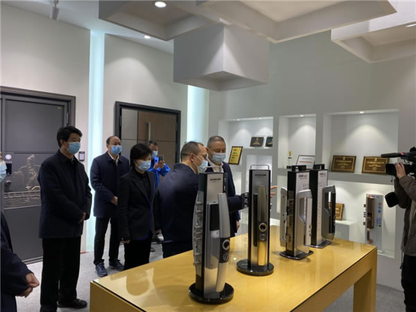 忠恒高配智能門(mén)鎖：市人大常委會(huì)主任李鋒帶隊(duì)赴忠恒集團(tuán)調(diào)研
