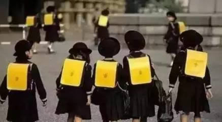 德犬護脊減負健康書包，可以將書包重量減輕三分之二