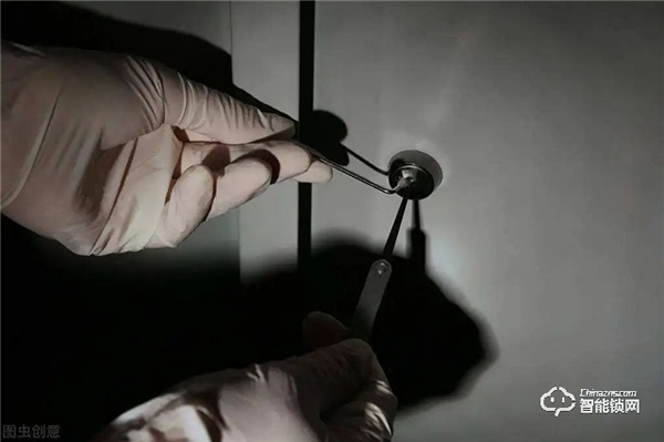 【皇家金盾人臉鎖知識小課堂】裝智能鎖時天地鉤到底有沒有必要裝？