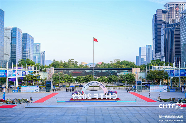 沉浸式體驗(yàn)高交會(huì)IT展上的各類(lèi)智能終端設(shè)備