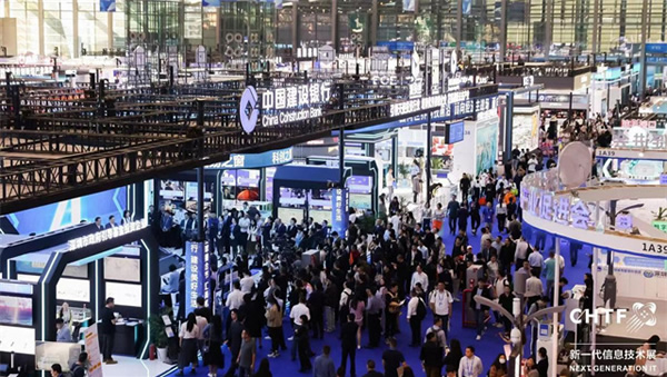 沉浸式體驗(yàn)高交會(huì)IT展上的各類(lèi)智能終端設(shè)備