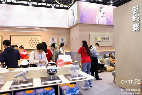 沉浸式體驗(yàn)高交會(huì)IT展上的各類(lèi)智能終端設(shè)備