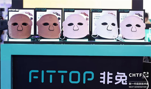 沉浸式體驗(yàn)高交會(huì)IT展上的各類(lèi)智能終端設(shè)備