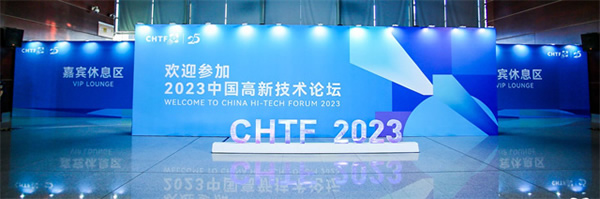 沉浸式體驗(yàn)高交會(huì)IT展上的各類(lèi)智能終端設(shè)備