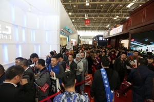 百德木門門口人山人海