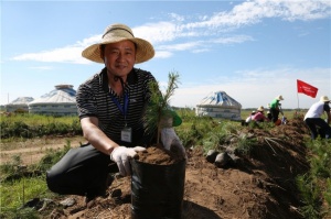 百德帶領大家伙植樹